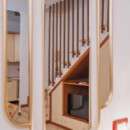 Apartment Keys Of Italy - Salutati Stylish Bedroom Milan
