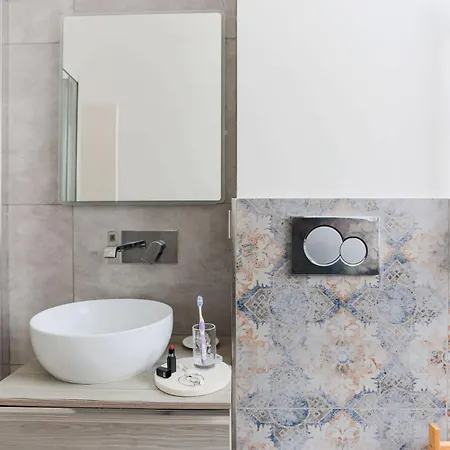 The Rent - Modern Bright In The Heart Of Apartment