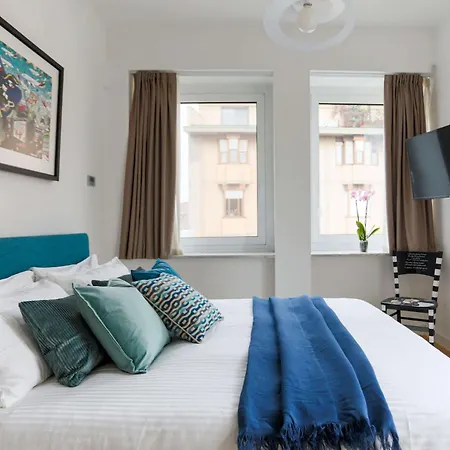 The Rent - Modern Bright In The Heart Of Apartment