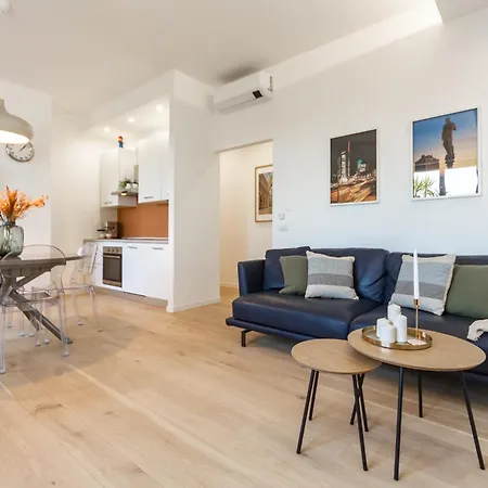 Skyline View With Private Terrace - 3 Min To Metro Apartment