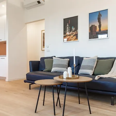 Skyline View With Private Terrace - 3 Min To Metro Apartment
