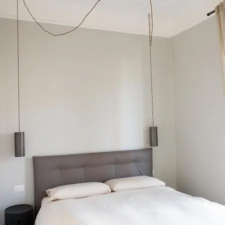 Cozy Renovated Comfort In Isola Apartment