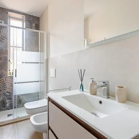 - Isola * Милан