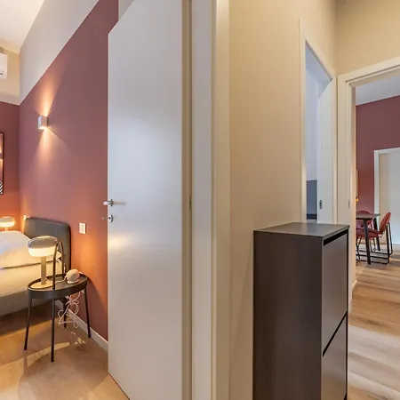 5' From Station, With 2 Bedrooms Milánó