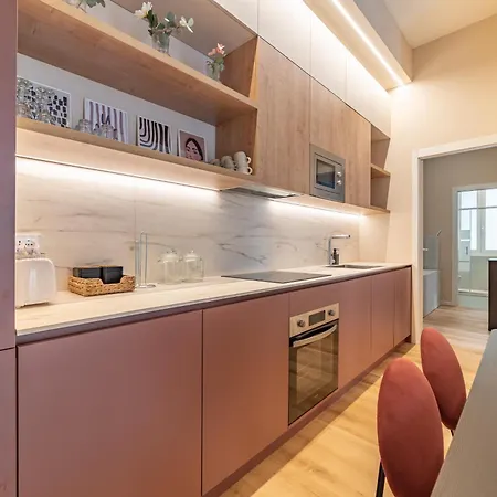 شقة 5' From Station, With 2 Bedrooms ميلان