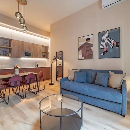 5' From Station, With 2 Bedrooms * Milánó