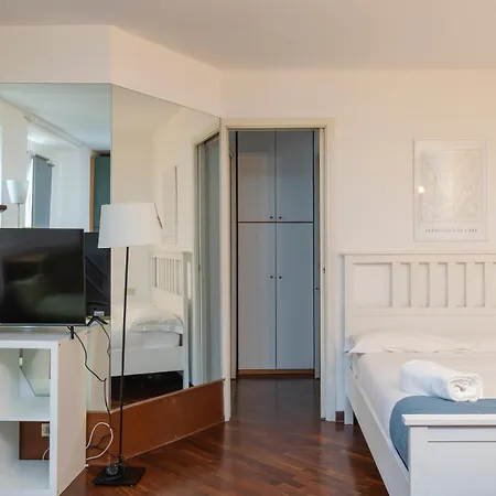 Xenia - Lovely In Corso Genova 10 Min From Duomo Apartman