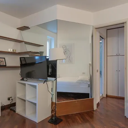 Xenia - Lovely In Corso Genova 10 Min From Duomo Apartman *