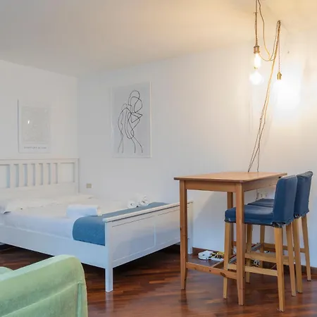 Xenia - Lovely In Corso Genova 10 Min From Duomo Apartman Milánó