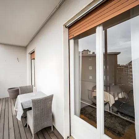 Bright And Peaceful Location Apartment *