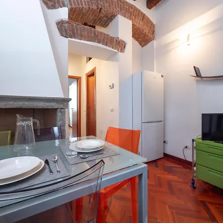 Xenia - Historic Two-room In Navigli Area Lejlighed