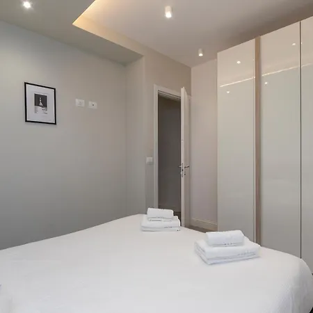 Xenia - Spacious Three-room In Moscova Area * Milan
