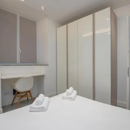 Apartment Xenia - Spacious Three-room In Moscova Area Milan