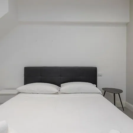 Xenia - Spacious Three-room In Moscova Area Apartment Milan