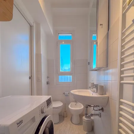 Spacious With Balcony And 2 Bathrooms By Host Hero * 밀라노