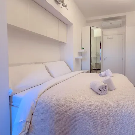 Spacious With Balcony And 2 Bathrooms By Host Hero *