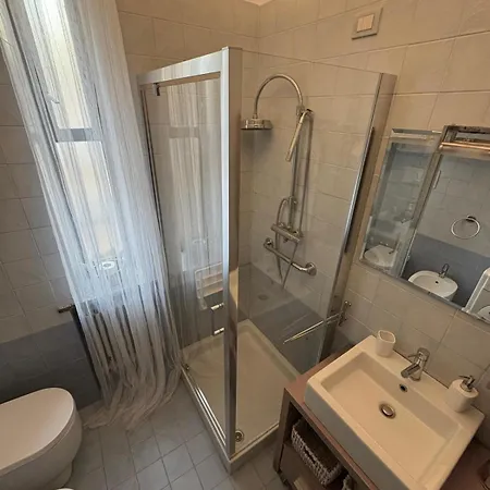 Claire De Angeli ميلان