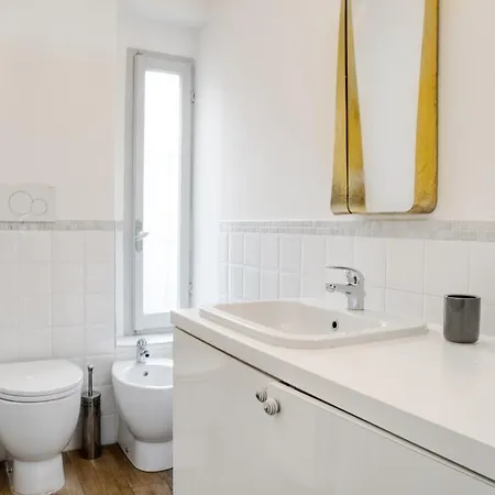 Sant'ambrogio Historic - In Front Of Cattolica アパート *