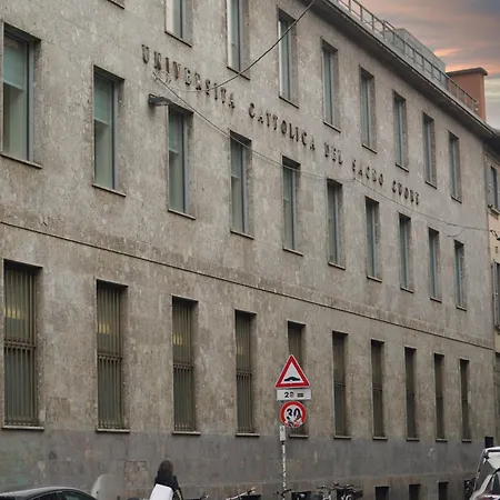 Sant'ambrogio Historic - In Front Of Cattolica Lejlighed *