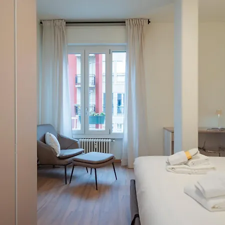 Spacious 2bdr With Balcony Arco-sempione Area, By Rentopolis Milánó