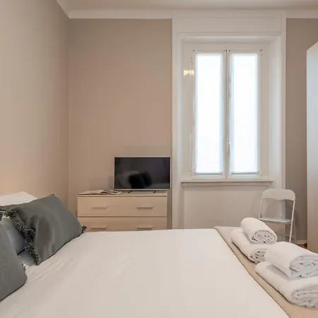 Modern For 4 In Historical Building - Duomo View * Milan