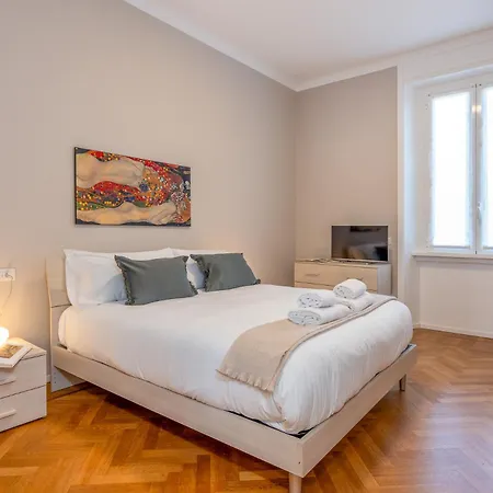 Modern For 4 In Historical Building - Duomo View Apartment