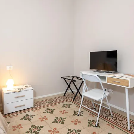 Apartment Modern For 4 In Historical Building - Duomo View *
