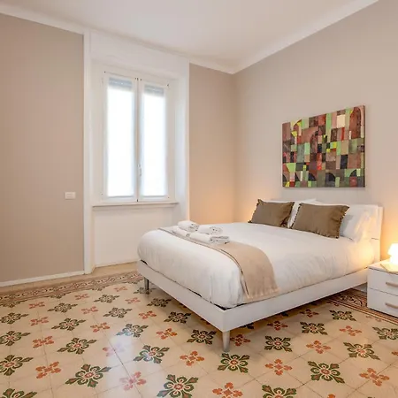 Modern For 4 In Historical Building - Duomo View Apartment Milan
