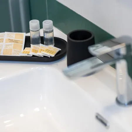 Modern For 4 In Historical Building - Duomo View דירה