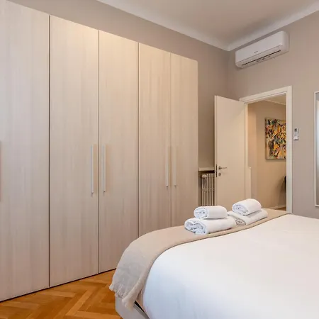 Modern For 4 In Historical Building - Duomo View Apartment