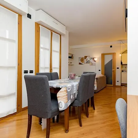 Cozy And Lovely - Center Apartment