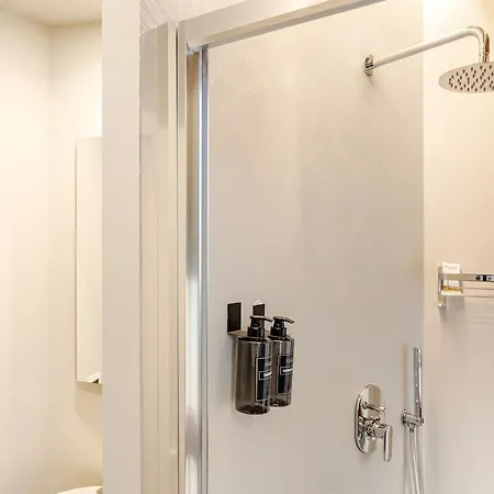 Duomo Stylish Double Near Metro 아파트 밀라노