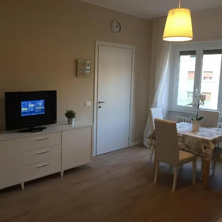 Apartment Varanini Luxury Double Bedroom Two And Sauna Milan