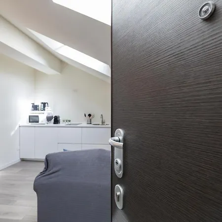 Bright Attic M4 - 2 Bedrooms شقة ميلان
