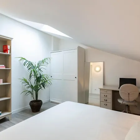 Bright Attic M4 - 2 Bedrooms شقة
