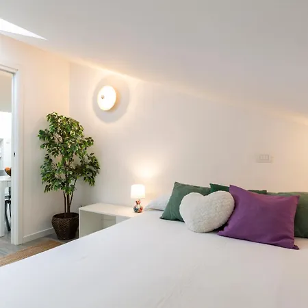 Bright Attic M4 - 2 Bedrooms