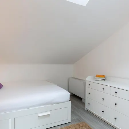Bright Attic M4 - 2 Bedrooms شقة *