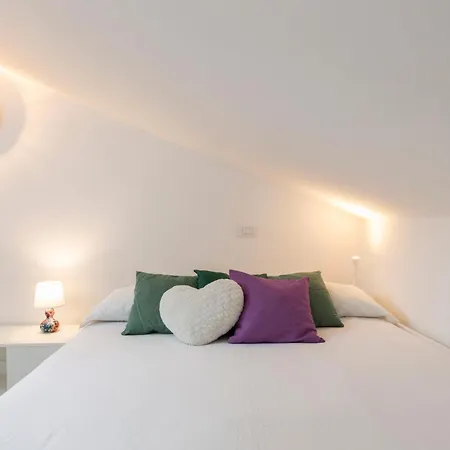 Bright Attic M4 - 2 Bedrooms