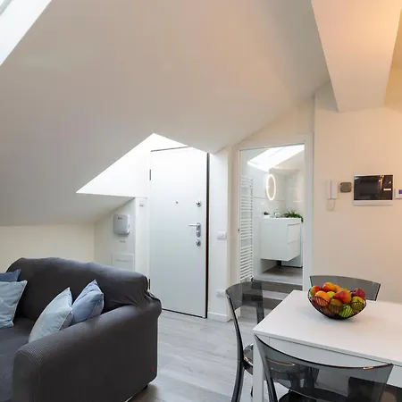 Bright Attic M4 - 2 Bedrooms *