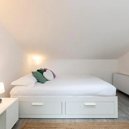 شقة Bright Attic M4 - 2 Bedrooms *