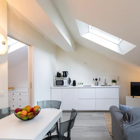 Bright Attic M4 - 2 Bedrooms ميلان