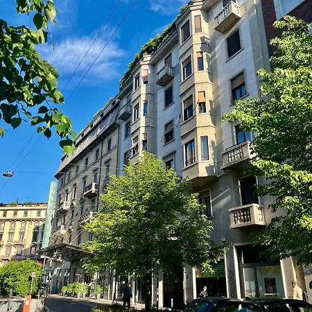 Charming Attic In The Center Of Milan! アパート ミラノ