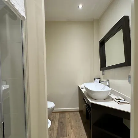 מלון Townhouse 33 4*