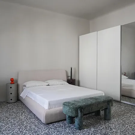 Newly Renovated Two-room Apartment *
