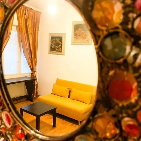 Life - Charming Joie De Vivre Apartment