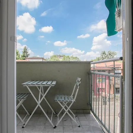 Elegante A 300 M Dalla Metro Zara 米兰