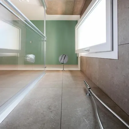 Elegante A 300 M Dalla Metro Zara Appartamento