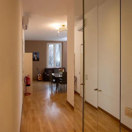 Free Parking - Magritte Gallery * Milaan