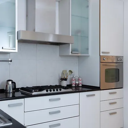 Free Parking - Magritte Gallery Milaan