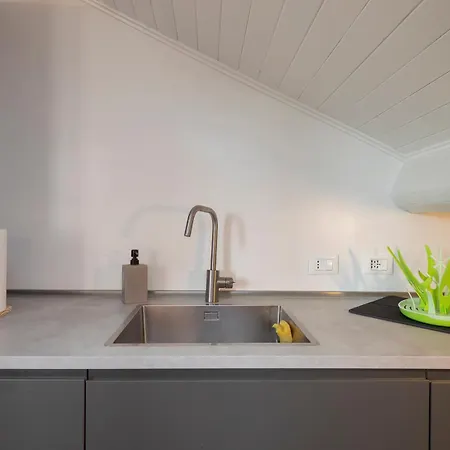 I Host - Jenner 14 * Milánó